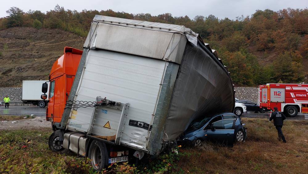 TIR, yolcu otobüsü, polis aracı ve otomobiller çarpıştı: 3 ölü, 10 yaralı 4